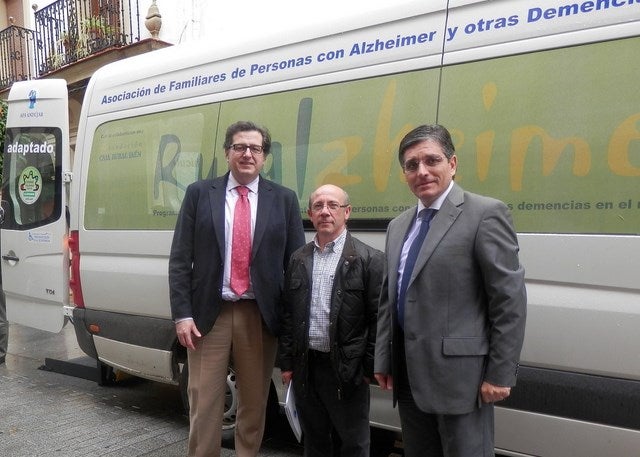 Los enfermos de Alzhéimer de Andújar y su entorno estarán mejor atendidos gracias a un convenio entre Caja Rural y el colectivo que los representa