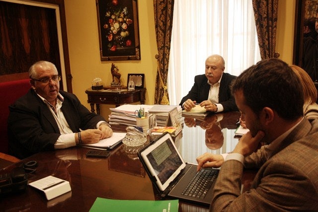 Trabajo conjunto entre Junta y Ayuntamiento para el desarrollo de programas y proyectos