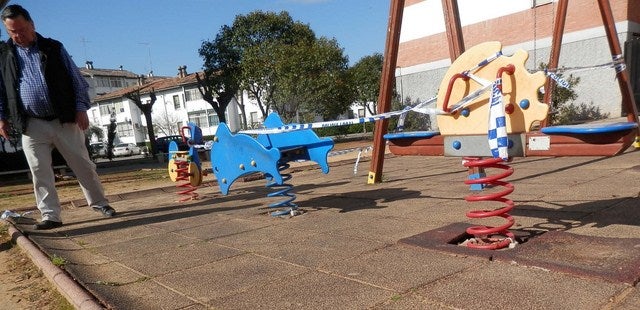 Precintado un parque infantil por la peligrosidad que entraña por su deterioro