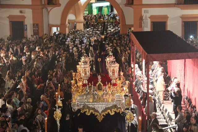 Un primaveral Jueves Santo culminó, tras años de lluvia, en una solemne madrugá andujareña