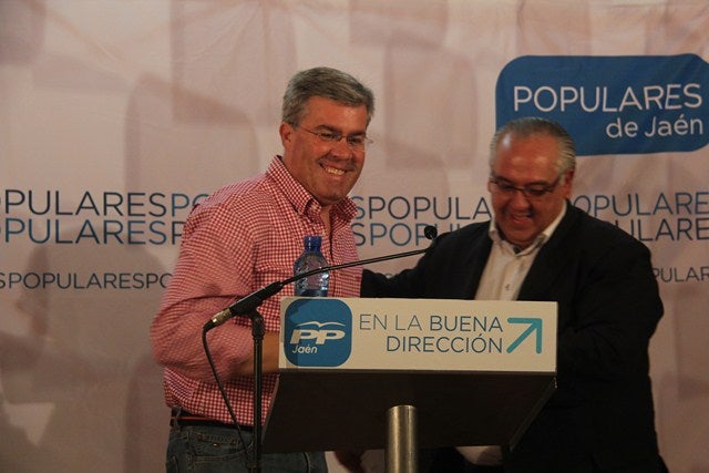 Fernández de Moya y Jesús Estrella afirman que el PP es la apuesta por el empleo frente al paro, la ruina y el despilfarro del PSOE