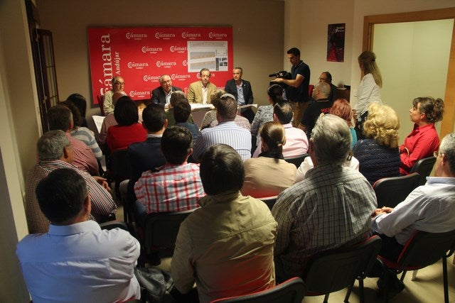 Empresarios y comerciantes conocen el proyecto de la remodelación de la Corredera de Capuchinos que comenzará en junio
