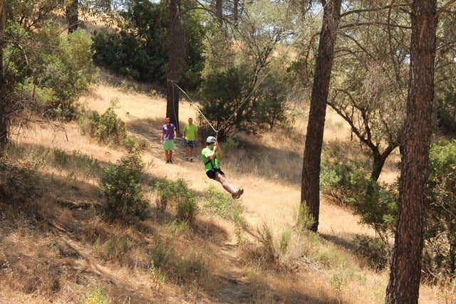Más de 50 personas practican piragüismo, tiro con arco y tirolina en la Sierra de Andújar