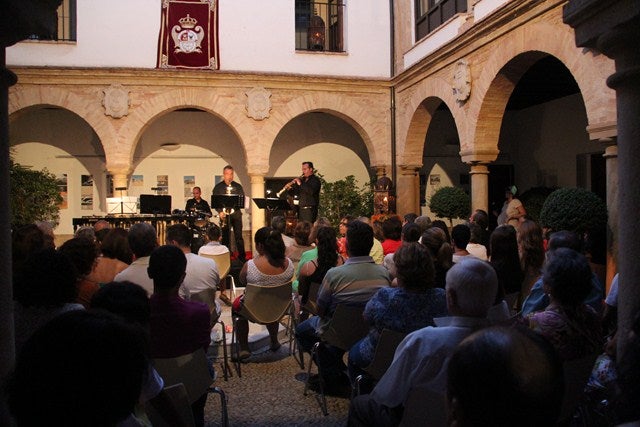 Cultura al aire libre deporte y baile acuático para 'activar' las noches de verano