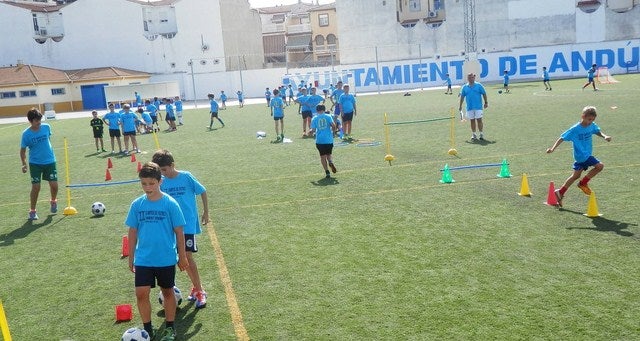 El II Campus de Fútbol Ares Sport mejoras las condiciones futbolísticas de más de un centenar de jóvenes