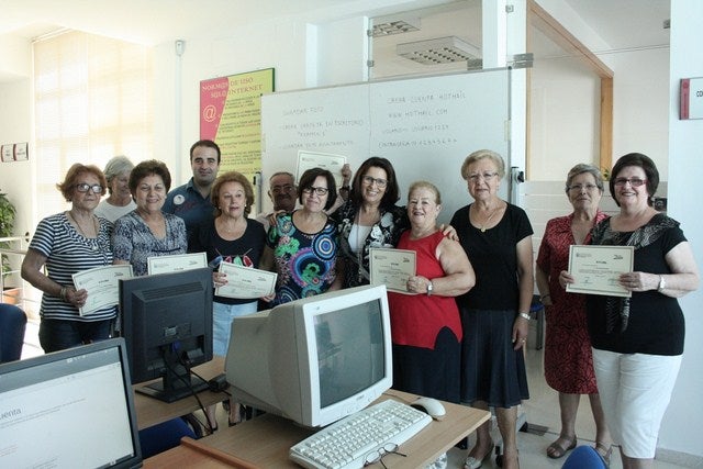22 mayores se 'adentran' en las nuevas tecnologías a través de un taller gratuito de Servicios Sociales