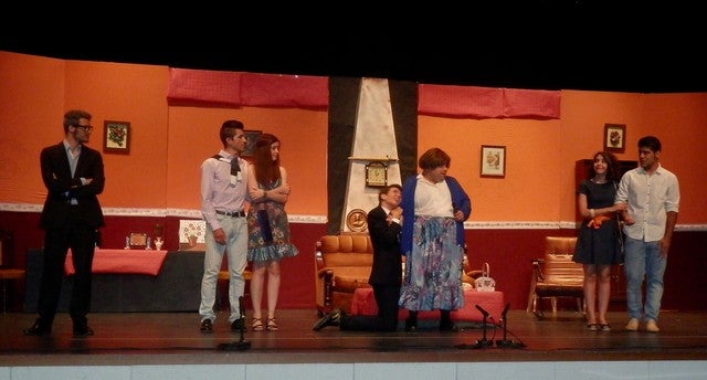 Éxito de la representación de la obra ‘La tía de Carlos’, estrenada por Ballet 3.000 para la Asociación Montilla Bono