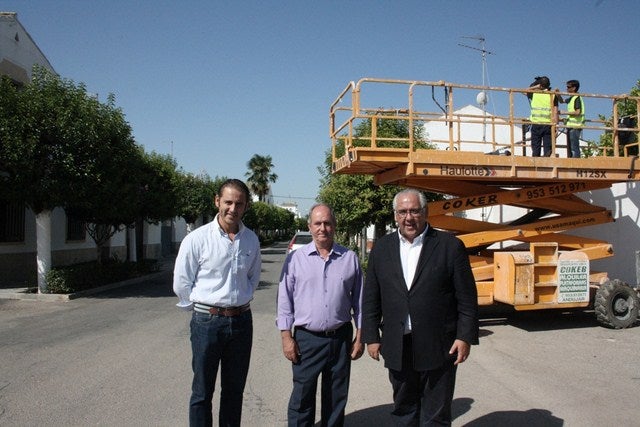 El Ayuntamiento aplica la eficiencia energética en Los Villares con 60 nuevos puntos de luz