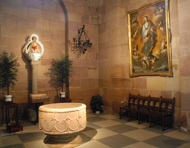 La restauración de la pila bautismal completa la remodelación del baptisterio de San Miguel