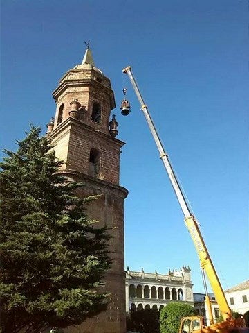 Una fisura obliga la reparación de una de las tres campanas de San Miguel Arcángel