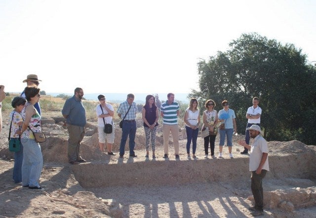 La delegada de cultura contempla la excavación de Villanueva