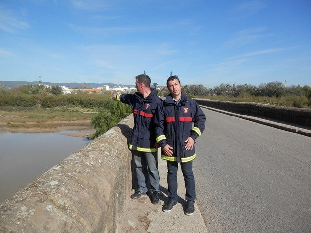 Una niña con 'bomberos de la guarda'