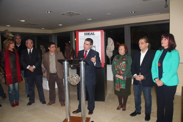 Gran respaldo social al periódico IDEAL en la inauguración de la exposición de las portadas
