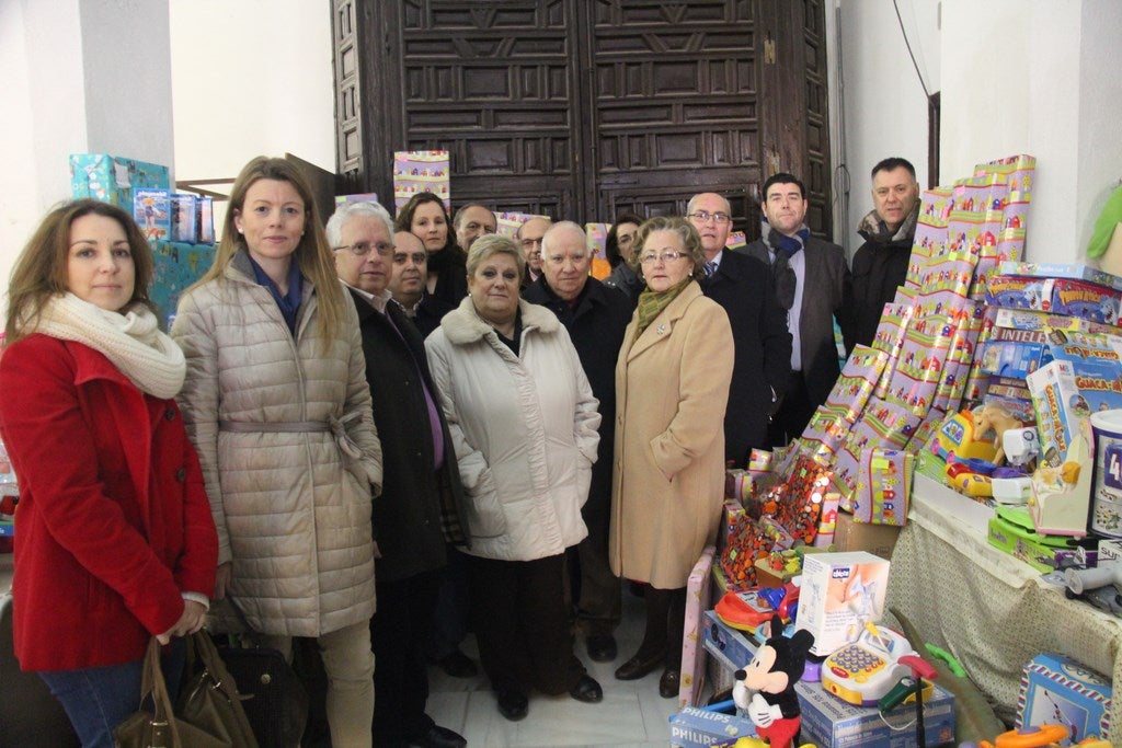 La Cámara de Comercio y La Caixa entregan 260 juguetes para niños con familias sin recursos