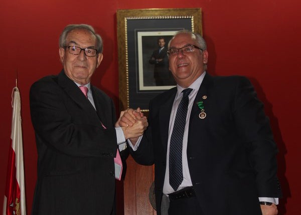La Cámara de Comercio e Industria distingue al alcalde de Andújar con la medalla de oro