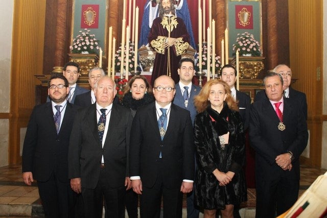 El Buen Remedio homenajea a los hermanos con más de 25 años en la cofradía y su junta de gobierno toma posesión de sus cargos