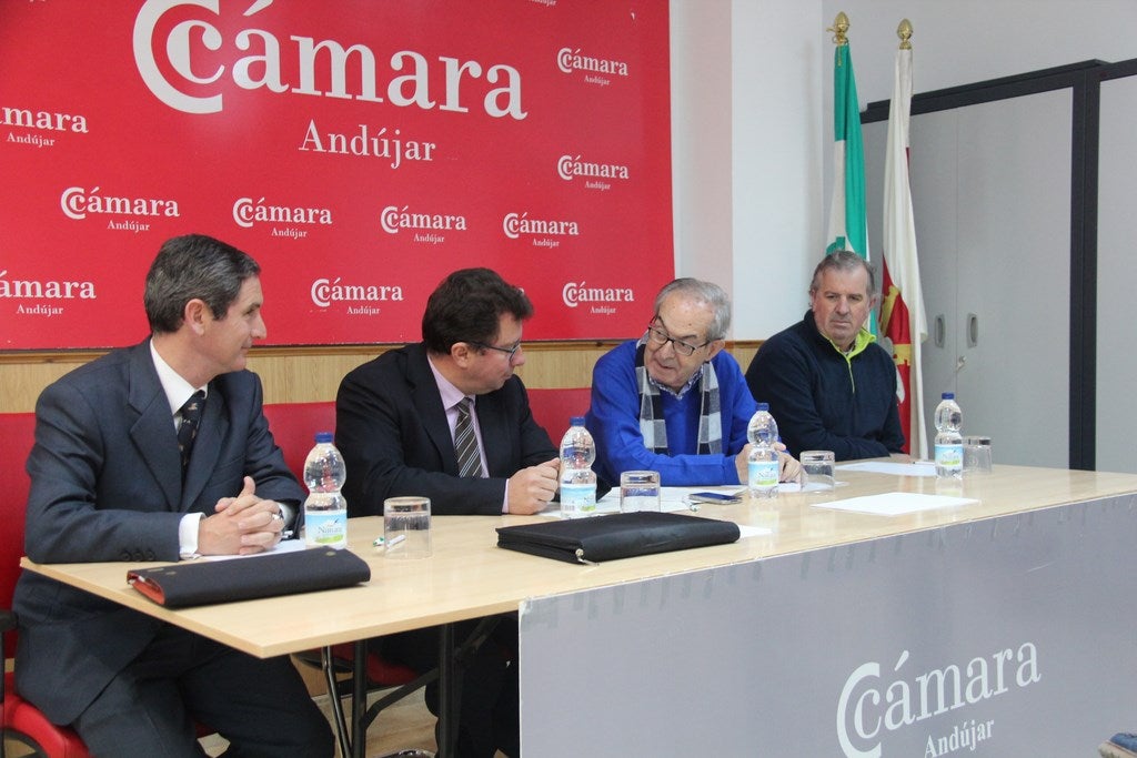 La Cámara de Comercio firma un convenio de con La Caixa para facilitar la vía de la financiación a las empresas y patrocinar eventos comerciales