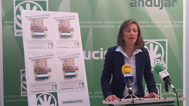 El PA regala banderas de Andalucía para los balcones y expresar el sentimiento de indentidad andaluz