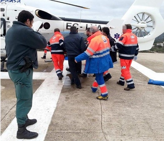 Agentes de la Guardia Civil rescatan a un herido en el Santuario