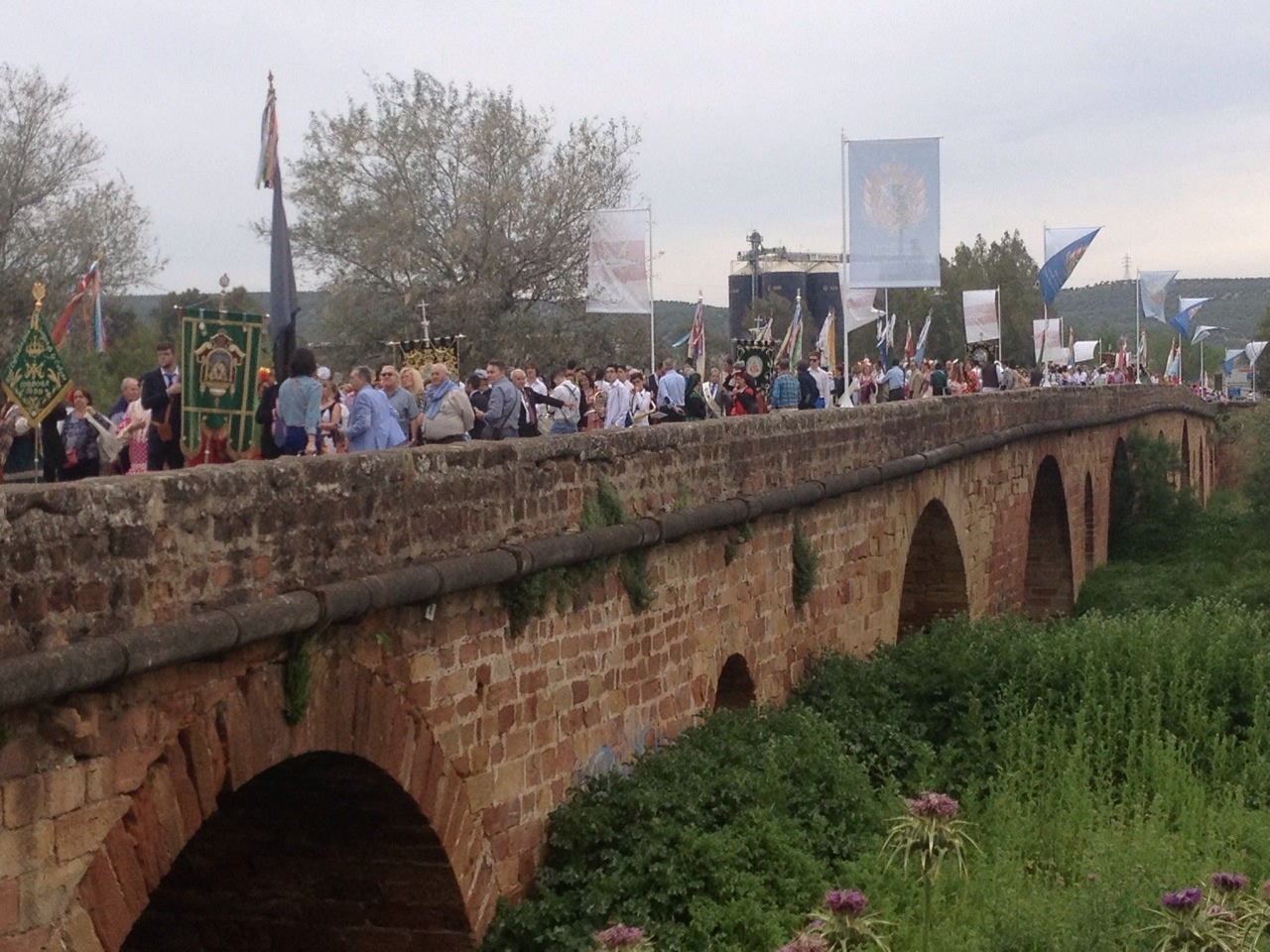 23 filiales celebran en Andújar la llegada de la Romería en la celebración de la Recepción de Cofradías