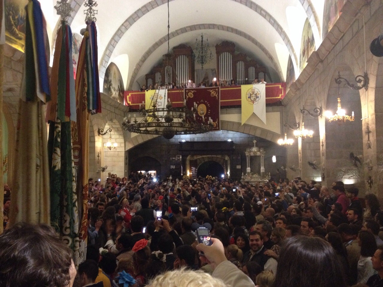 La oración se hace plegaria en la presentación de la Cofradía Matriz ante La Morenita