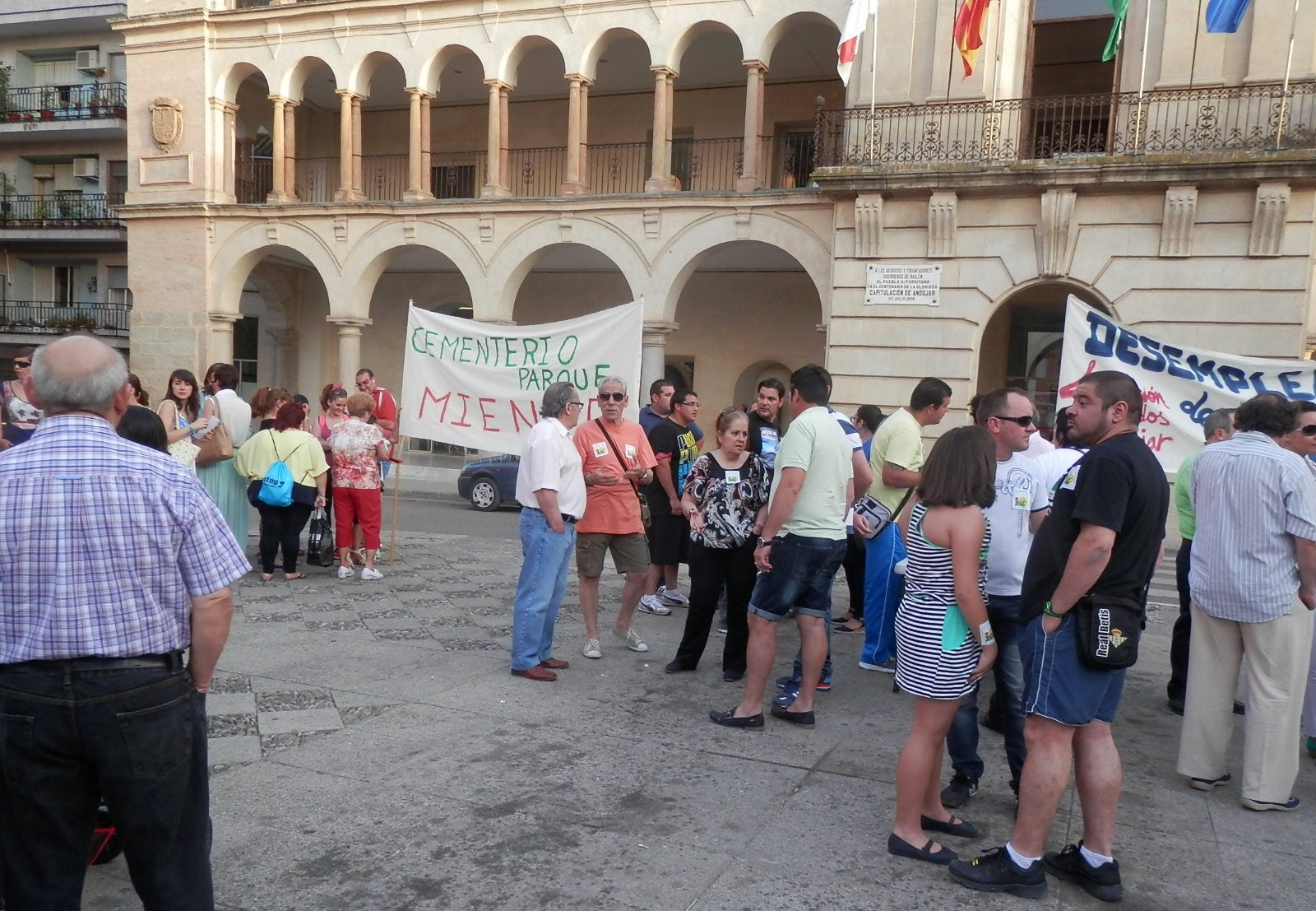 Partidos políticos y colectivos sociales apoyan en la concentración a los exempleados del Cementerio