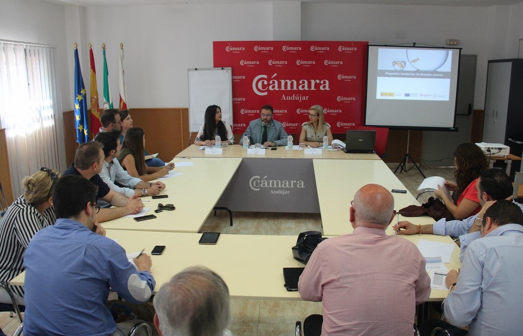 Comerciantes de Andújar aprenden estrategias de marketing de las grandes marcas para adaptarlas a su sector comercial
