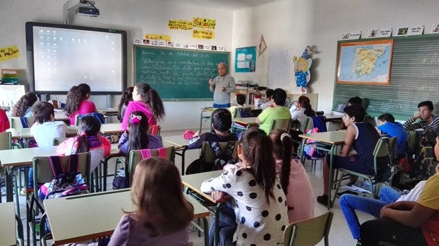 El Ayuntamiento promueve una campaña contra el absentismo escolar