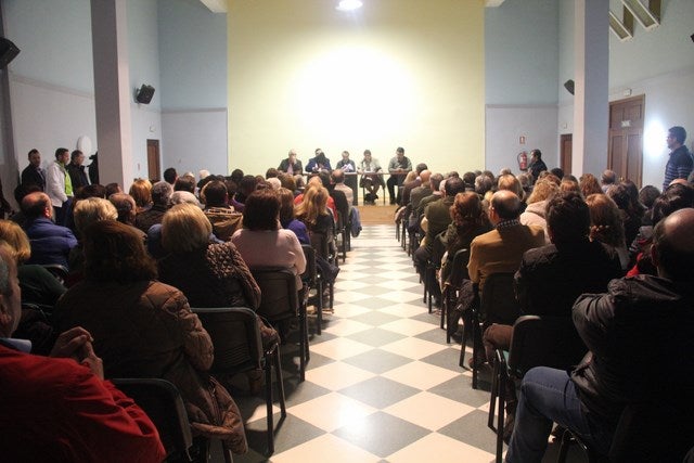 Un grupo de cofrades reúne firmas para solicitar a la nueva gestora de la Matriz la convocatoria de nuevas elecciones