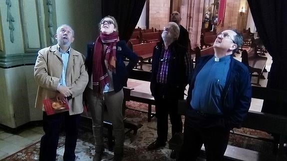 Representantes del colectivo junto a la restauradora, Ana Intante, durante su visita a San Bartolomé. 