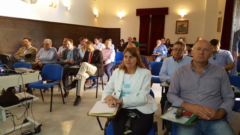 El concejal de Agricultura, Luis Salas, junto a participantes en el encuentro. 