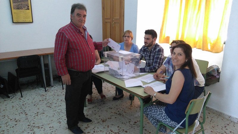 Juan Muñoz depositando su voto en el local de antigua Cruz Roja en Llanos del Sotillo. 