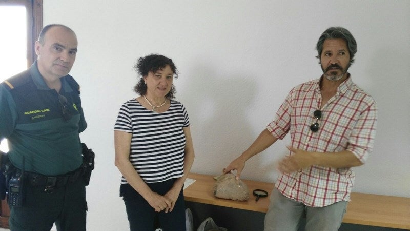 Agente de la Guardia Civil junto a la cocnejala de Cultura y el arqueólogo que encontró la pieza. IDEAL