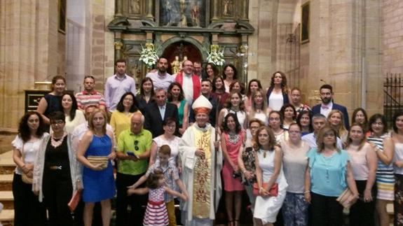 El prelado de Jaén administra la confirmación en Santa María