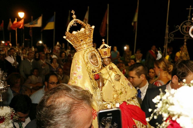 La imagen de La Morenita en la celebración anoche de la Aparición. 