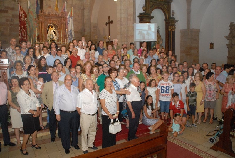 Calurosa despedida que los feligreses dedicaron al párroco de San Bartolomé. 