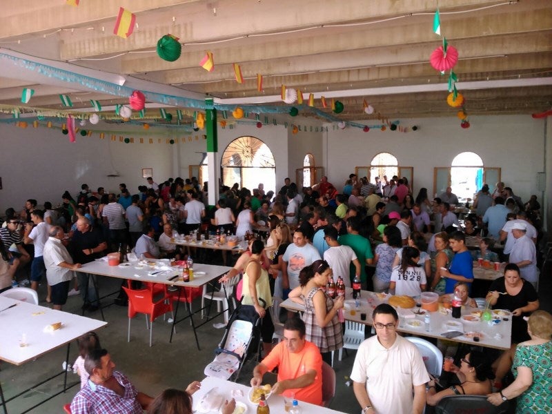 Los vecinos comparten momentos de convivencia. 