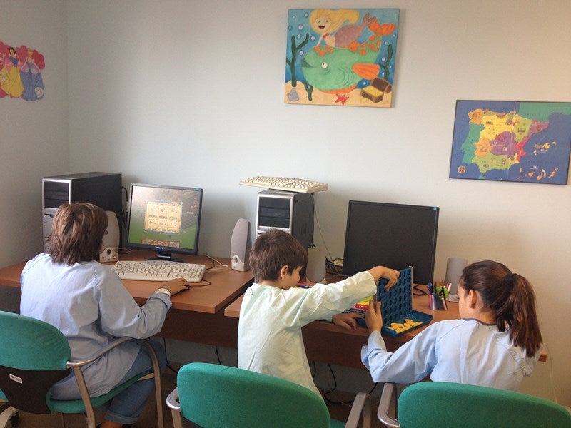 Menores hospitalizados se divierten y aprenden en el Aula Infantil. 