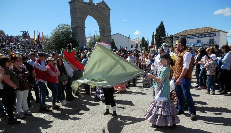 Una de las cofradías filiales durante la procesión de La Morenita en Romería. J.C.G.