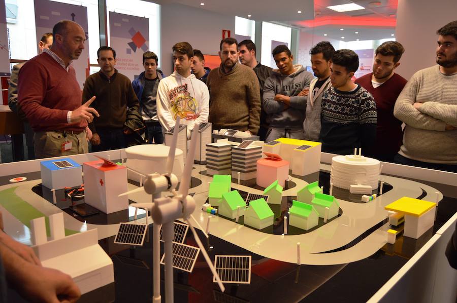 Alumnado de Andújar conoce la gestión de una ciudad inteligente a través de la visita al Vodafone Smart Center