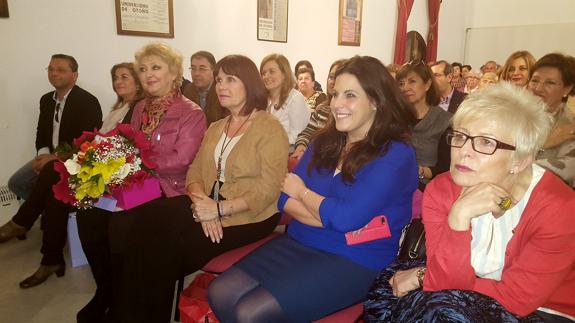 Paqui Esteban y Josefa Lucas de Prado reciben un premio de la Asociación de Mujeres Iris por su contribución a la igualdad