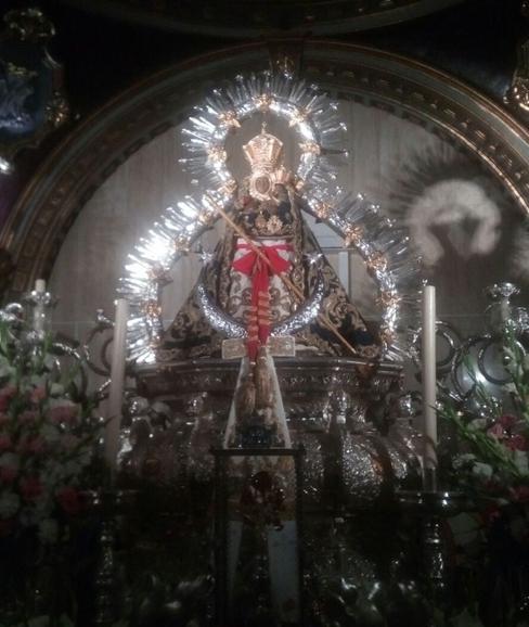 La imagen de la Virgen de la Cabeza regresa a su camarín de Sierra Morena
