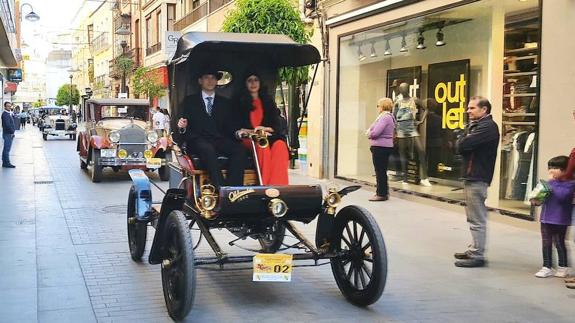 Andújar viaja, en coche, al pasado en el XVII Encuentro de Vehículos Históricos