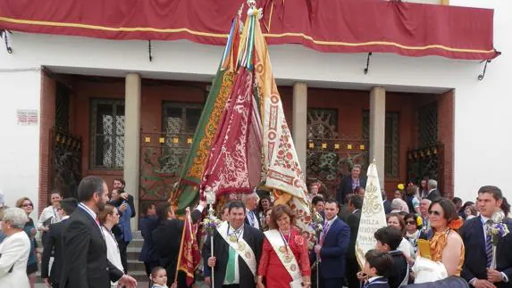 La primera jornada de banderas anuncia la próxima llegada de la Romería de la Virgen de la Cabeza