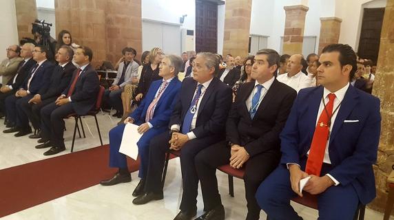 El ‘fotógrafo de la Romería’ Manuel José Gómez recibió anoche el galardón ‘Romero de Oro’