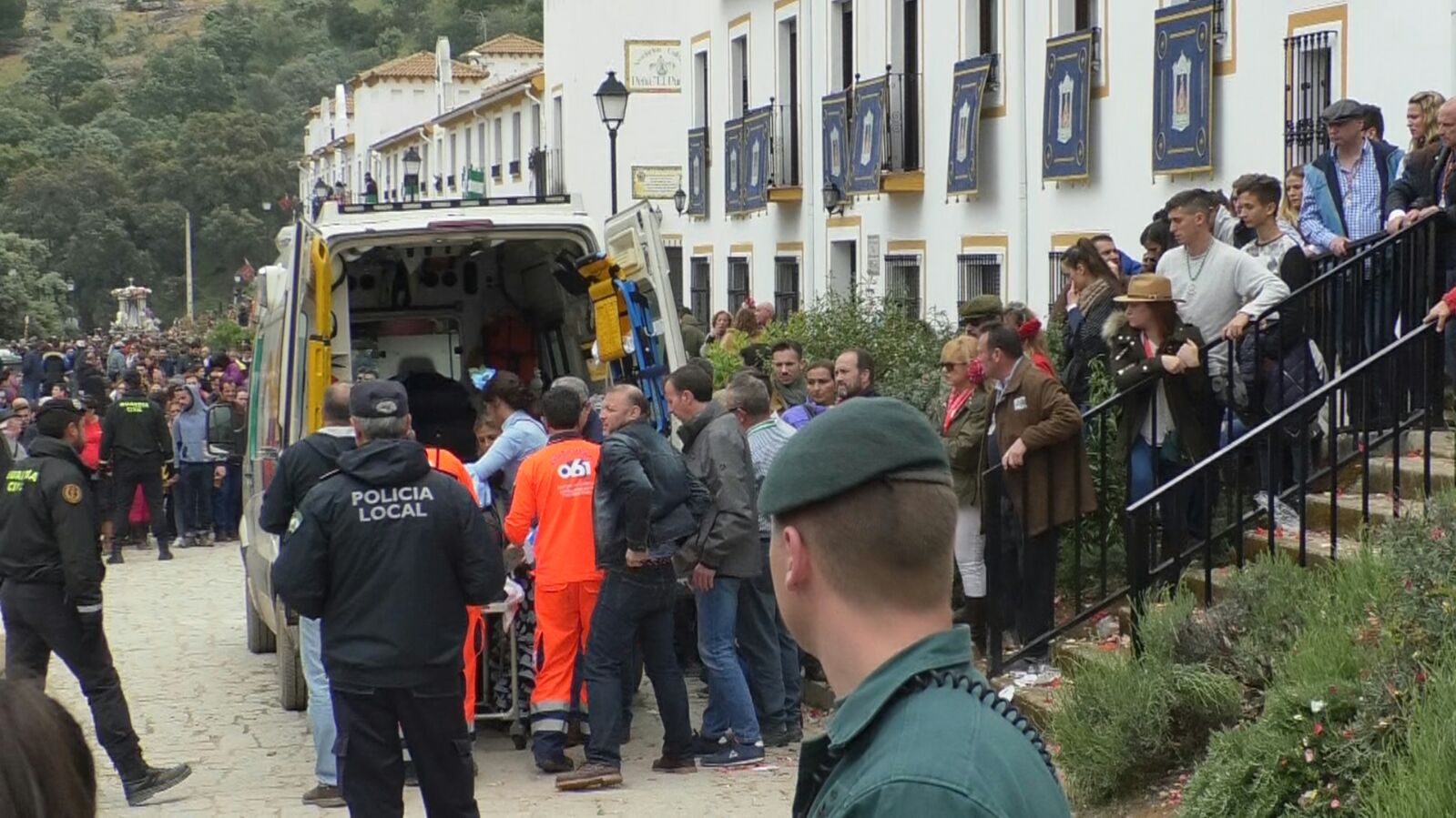 Evacúan a una mujer al caerle una campana en la romería de la Virgen de la Cabeza