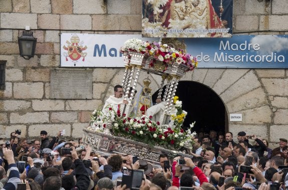 Cientos de romeros fotografían con sus móviles a la Virgen de la Cabeza durante la procesión. :: efe