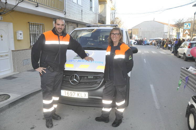 12 carrozas y 250 personas formaron parte del desfile de la ilusión que concluyo en la Plaza Mayor donde sus majestades recibieron a todos los niños