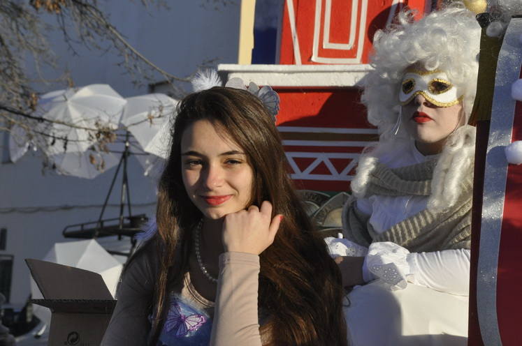 12 carrozas y 250 personas formaron parte del desfile de la ilusión que concluyo en la Plaza Mayor donde sus majestades recibieron a todos los niños