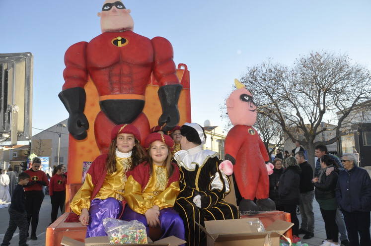 12 carrozas y 250 personas formaron parte del desfile de la ilusión que concluyo en la Plaza Mayor donde sus majestades recibieron a todos los niños